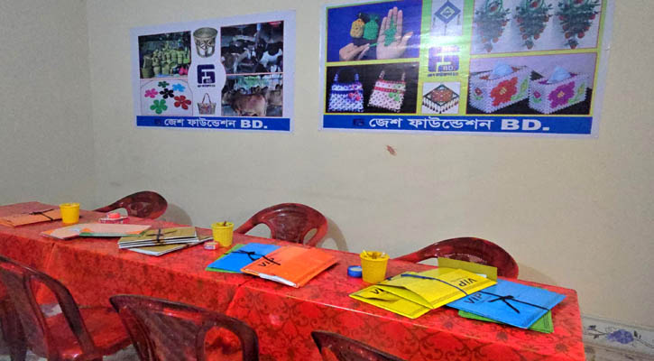 চেয়ার-টেবিল রেখে গ্রাহকের ২০ লাখ টাকা নিয়ে পালালেন এনজিওকর্মীরা