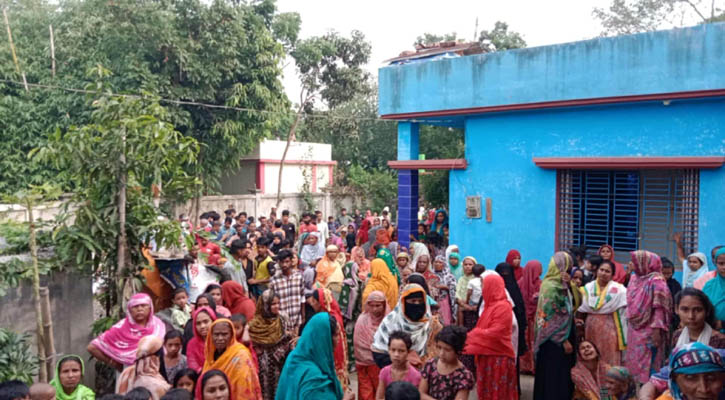 মাকে হত্যার পর সারা রাত লাশের পাশেই বসেছিলেন ছেলে