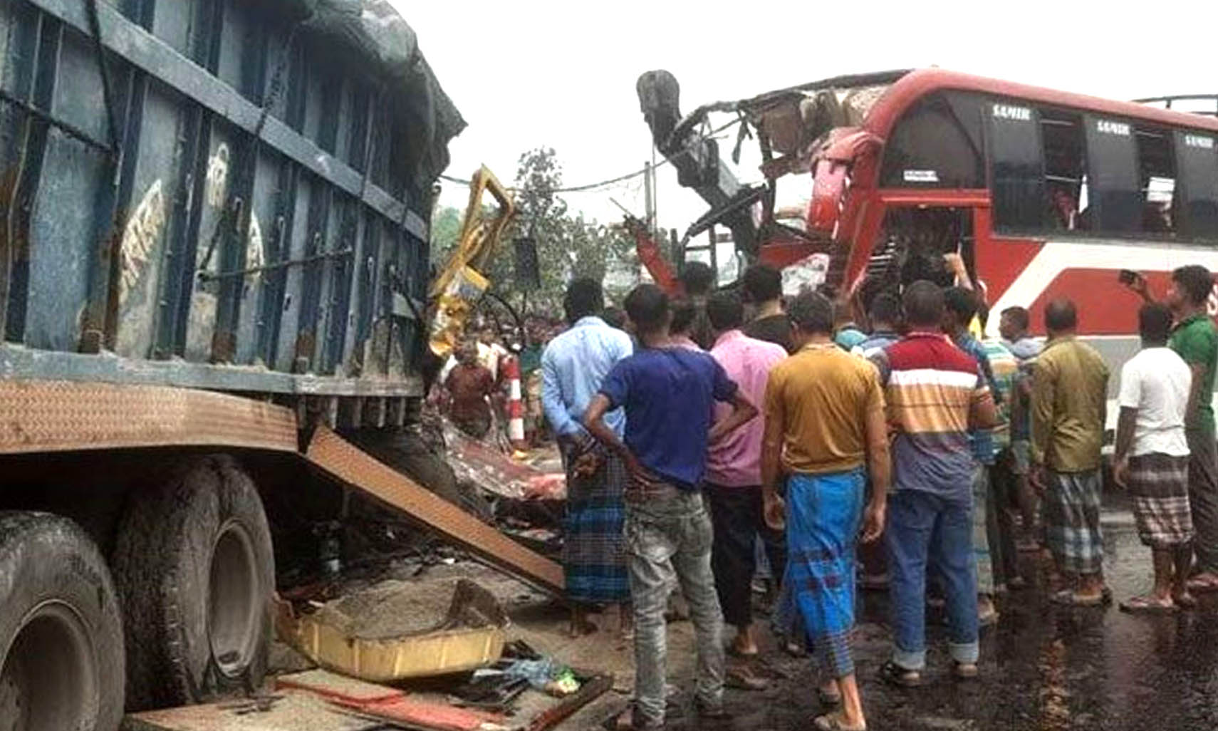 নাটোরে বাস ও ট্রাকের সংঘর্ষে নিহত ১৪