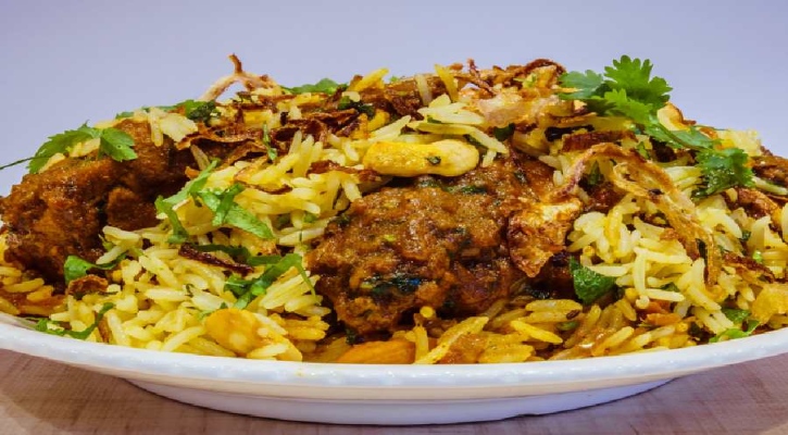 বৃষ্টিভেজা দিনে বানিয়ে ফেলুন ভিন্ন স্বাদের মাংসের ভুনা খিচুড়ি