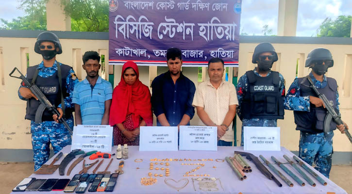 আগ্নেয়াস্ত্র-স্বর্ণালঙ্কারসহ আটক ৪