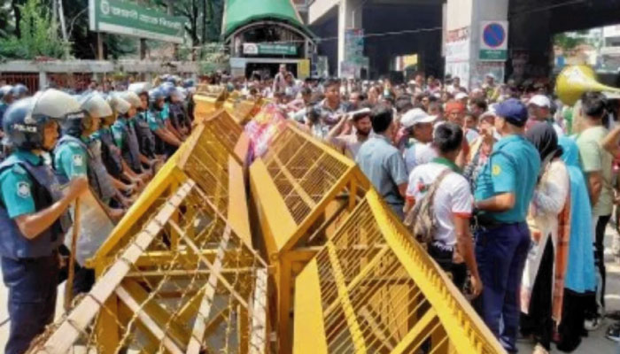 সচিবালয়ের সামনে পুলিশ-আমরা জুলাই যোদ্ধা মুখোমুখি