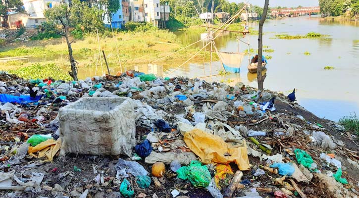 আত্রাই নদীতে ফেলা হচ্ছে ময়লা-আবর্জনা