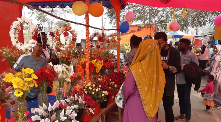 নওগাঁয় ফুল বিক্রি করে খুশি মৌসুমী ব্যবসায়ীরা