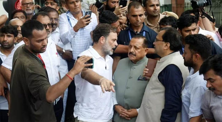 প্রধানমন্ত্রীর বাসভবনের সামনে বিক্ষোভ, রাহুল-প্রিয়াঙ্কাকে সরিয়ে দিল পুলিশ
