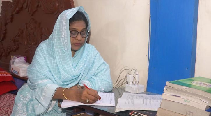 ৫৬ বছর বয়সে এইচএসসি পাস করলেন শাম্মী আক্তার