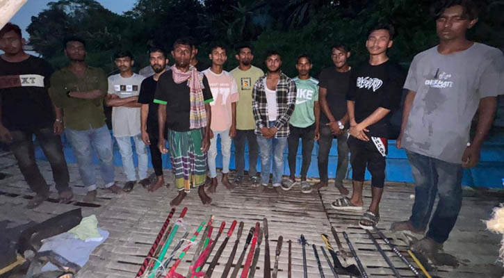ট্রলারে উচ্চ শব্দে গান বাজিয়ে অশ্লীল নৃত্য, সেনাবাহিনীর হাতে আটক ১৬