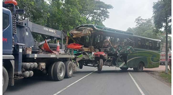 দাঁড়িয়ে থাকা ট্রাকে ৩ বাসের ধাক্কা, পুলিশ কর্মকর্তাসহ নিহত ২