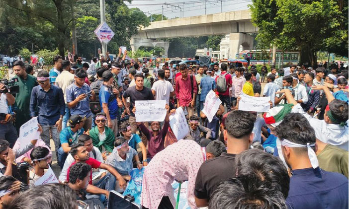 ৭ কলেজের শিক্ষার্থীদের শিক্ষা ভবনের সামনে অবস্থান