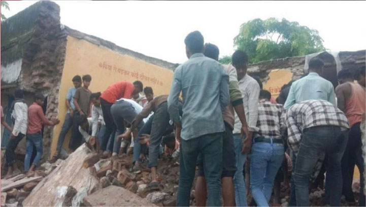 হঠাৎ ধসে পড়ল স্কুলের ছাদ, ৭ শিশু নিহত
