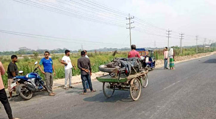 তিন মোটরসাইকেলের সংঘর্ষে প্রাণ গেল ৪ জনের
