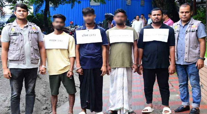 মোহাম্মদপুরে একই পরিবারের ৭ জনকে কুপিয়ে হত্যাচেষ্টা, গ্রেপ্তার ৪