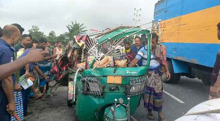 বাস-অটোরিকশা সংঘর্ষে প্রাণ গেল ৩ জনের