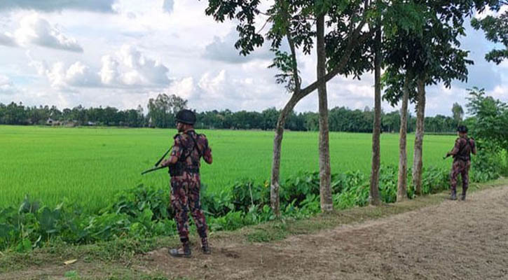 হিলি সীমান্তে সতর্ক অবস্থানে পুলিশ-বিজিবি