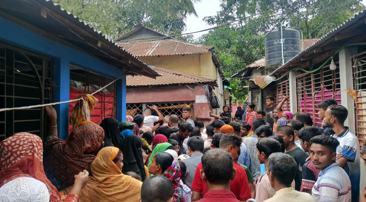 খাটের ওপর পড়ে ছিল মা ও দুই শিশুর গলাকাটা মরদেহ