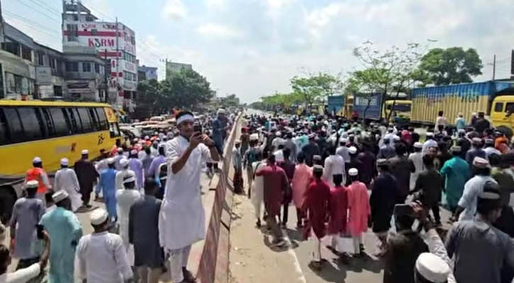 ‘আমার ভাই কবরে, খুনী কেন বাইরে’ স্লোগানে মহাসড়ক অবরোধ