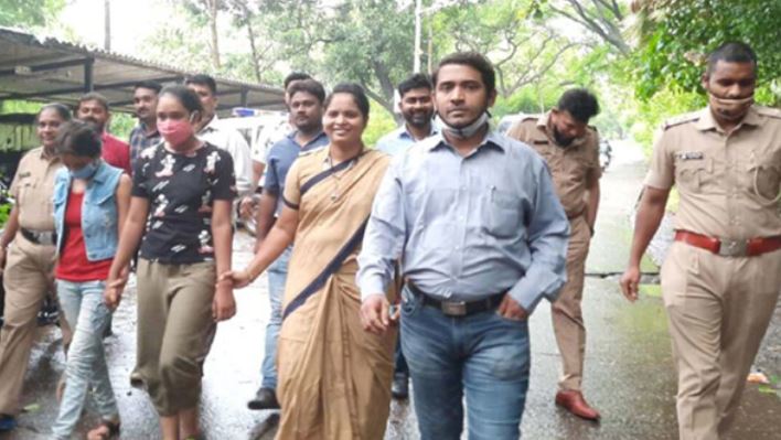 টাকা চুরির অভিযোগে ২ অভিনেত্রী গ্রেপ্তার