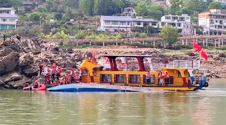 তীব্র বাতাসে নৌকা ডুবে ১০ জনের মৃত্যু