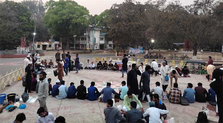 নিষেধাজ্ঞার প্রতিবাদে চবিতে ‘গণইফতার’