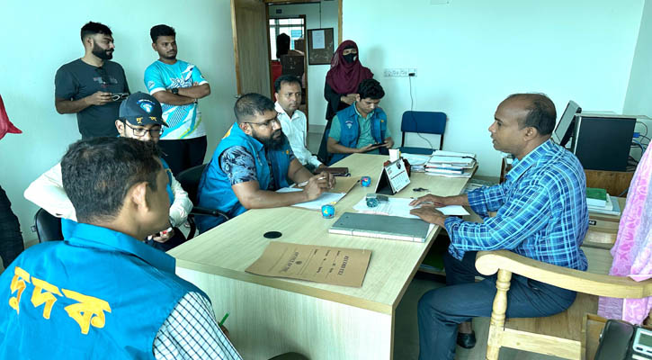 হঠাৎ অফিসে দুদকের অভিযান, রেগে গেলেন শিক্ষা কর্মকর্তা
