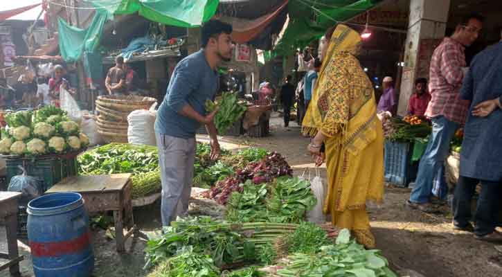 গত বছরের তুলনায় বেড়েছে শাকের দাম