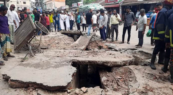পথচারীরা হেঁটে যাচ্ছিলেন, হঠাৎ ড্রেন বিস্ফোরণে আহত ৩
