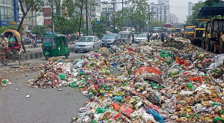 রাজধানীতে সড়কে ময়লা ফেলে পরিচ্ছন্নতাকর্মীদের বিক্ষোভ