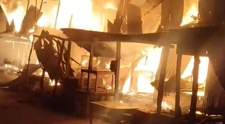 রাতের আঁধারে পুড়ে ছাই বিএনপি কার্যালয়সহ চার দোকান
