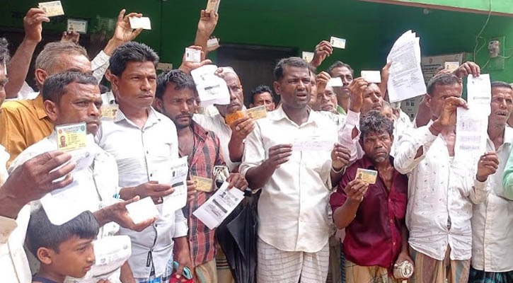 চাল না পেয়ে ইউনিয়ন পরিষদ ঘেরাও করলেন জেলেরা