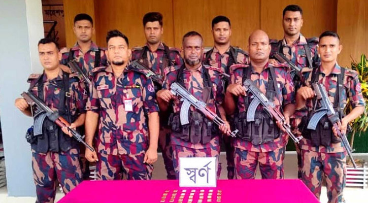 চোরাকারবারির ফেলে যাওয়া পোঁটলায় মিলল ৬ কোটি টাকার সোনা
