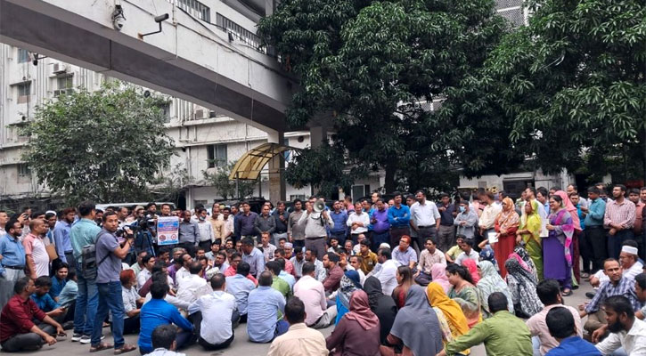 সচিবালয়ের বিক্ষোভ থেকে অন্তর্বর্তী সরকারকে ‘আলটিমেটাম’