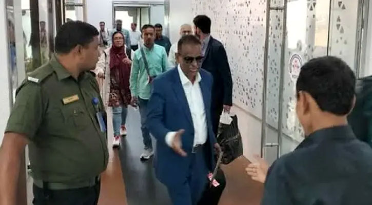 ১৫ বছর পর দেশে ফিরলেন হানিফ পরিবহনের মালিক, কারণ কী
