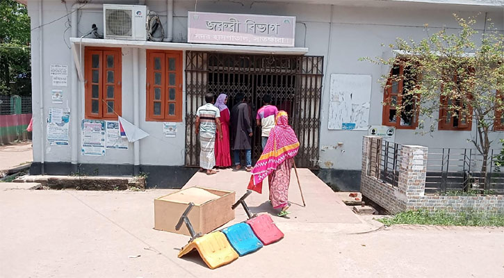 হাসপাতালের জরুরি বিভাগে ভাঙচুর, নেতৃত্বে স্বেচ্ছাসেবক দলের নেতা
