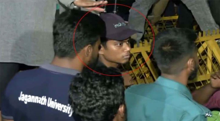 তথ্য উপদেষ্টার মাথায় বোতল ছুড়ে মারা প্রসঙ্গে মুখ খুললেন সেই ছাত্র