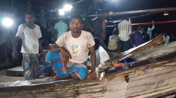 বঙ্গোপসাগরে মাছ ধরার ট্রলারে ডাকাতের গুলি, আহত ৫০
