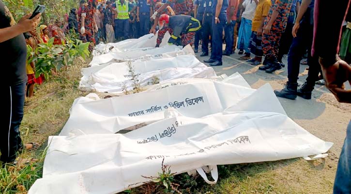 বাস-পিকআপ সংঘর্ষে নিহত ১৩ জনের পরিচয় মিলেছে