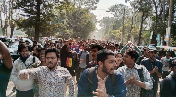 ধর্ষণের প্রতিবাদে আন্দোলনে জাবির শিক্ষক-শিক্ষার্থীরা