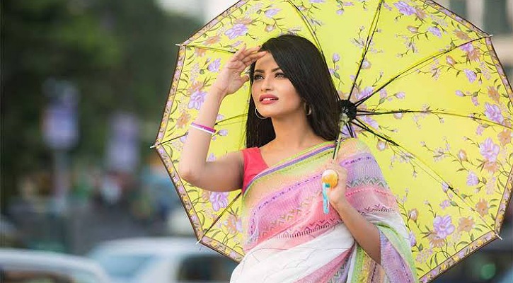 রোদ-বৃষ্টিতে পরম বন্ধু ছাতা