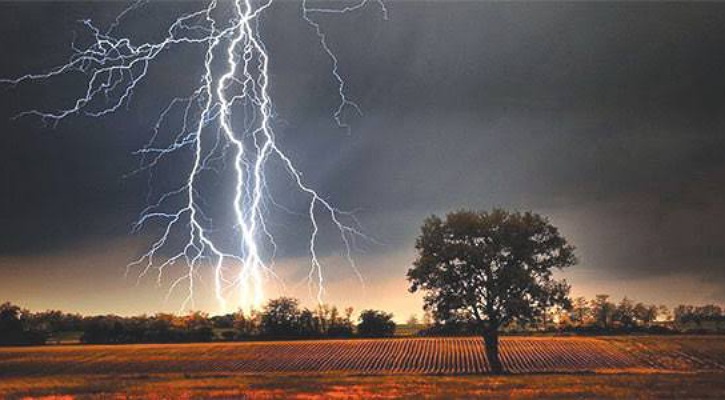 বজ্রপাত থেকে বাঁচতে যা করবেন