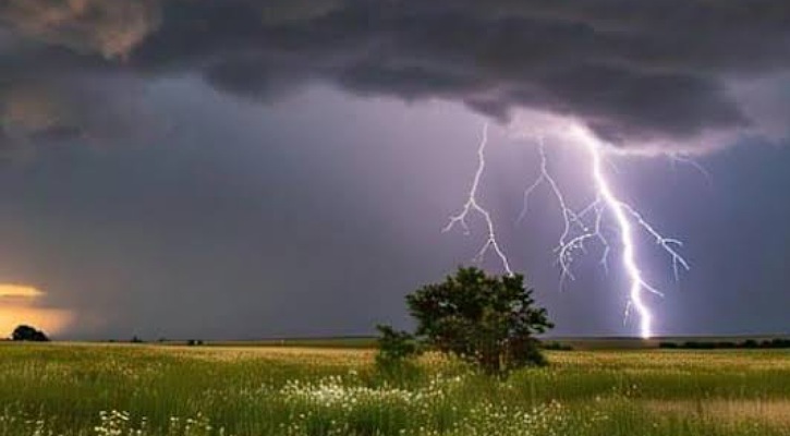 বজ্রপাত থেকে বাঁচতে যা করবেন না