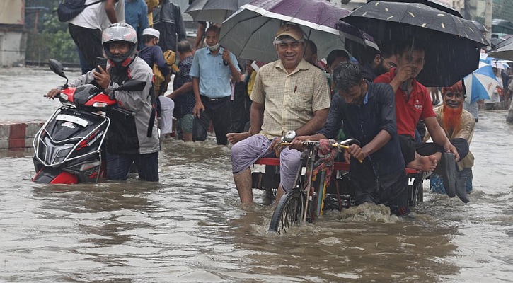 জলাবদ্ধতায় চলাচল হোক সাবধানে