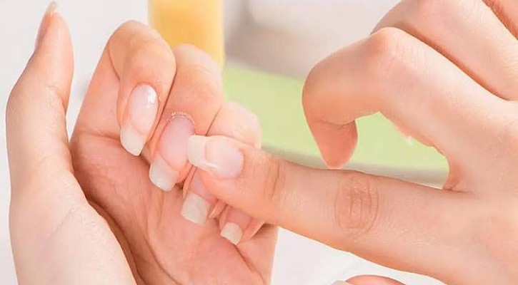 নখ পাতলা হয়ে ভেঙে যায় কেন