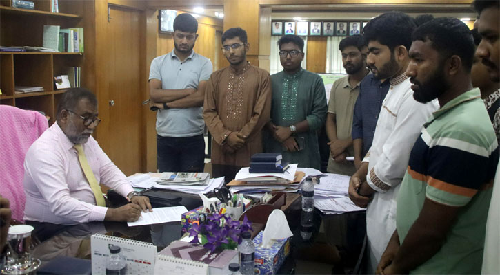 ৪ দাবিতে ইবি শিক্ষার্থীদের স্মারকলিপি