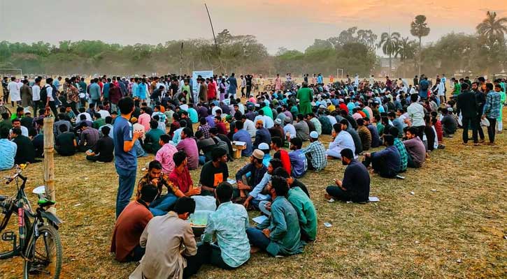 গণইফতার করে নীরব প্রতিবাদ জাবি শিক্ষার্থীদের