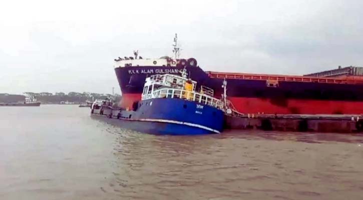 কার্গো জাহাজের ওপর উঠে গেল লাইটার জাহাজ