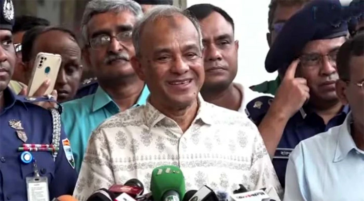 এবার ট্রেনের টিকিট কালোবাজারি হয়নি : স্বরাষ্ট্র উপদেষ্টা