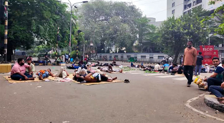 দ্বিতীয় দিনেও যমুনার সামনে জবি শিক্ষার্থীদের অবস্থান 