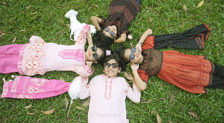 কে ক্র্যাফট এ বসন্তের রঙে রঙিন ছোটদের পোশাক