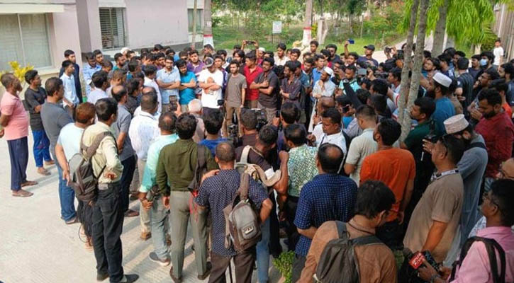 রাত ৮টার মধ্যে হল খুলে দেওয়ার দাবি কুয়েট শিক্ষার্থীদের