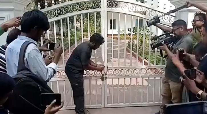 তালা ভেঙে বাসভবনে ঢুকলেন ভিসি, বাইরে থেকে ফের তালা ঝোলালেন শিক্ষার্থীরা